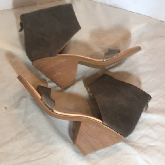 “KOOLABURA” By UGG Leather Ladies Sandals. - Picture 6 of 15